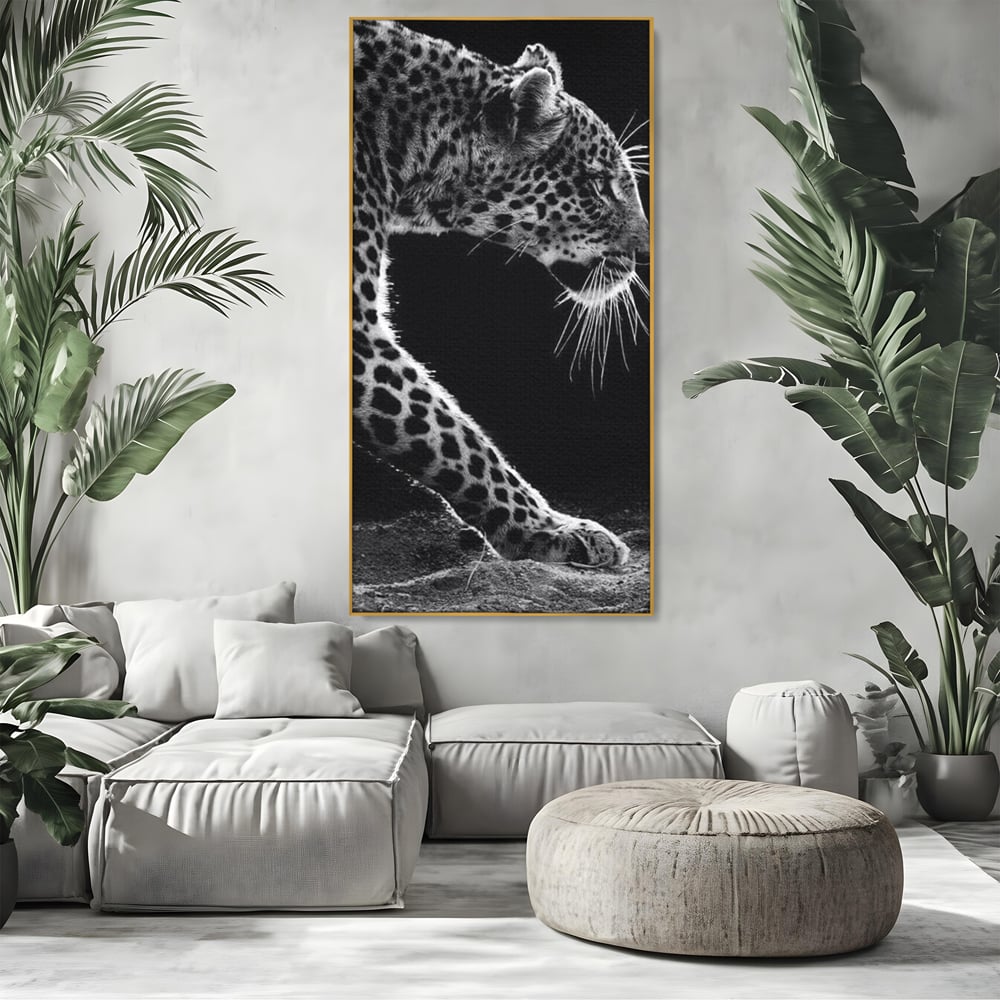 Tablou canvas cu tablou canvas cu leopard in profil, in rama de aluminiu auriu, pe perete intr-un living
